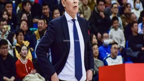 詹皇归来贡献18+8+8，浓眉哥40+16力克灰熊